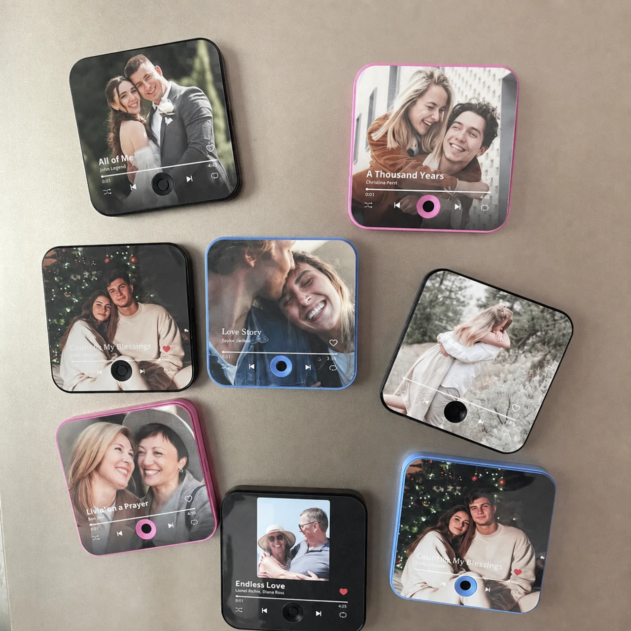 Verschillende persoonlijke muziekdoosjes met foto's en afspeelknoppen