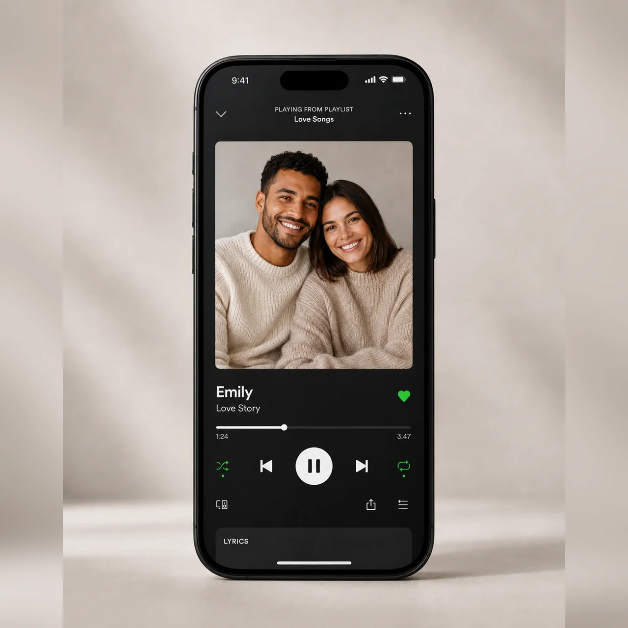 Telefoon met een persoonlijke song en een foto van een stel
