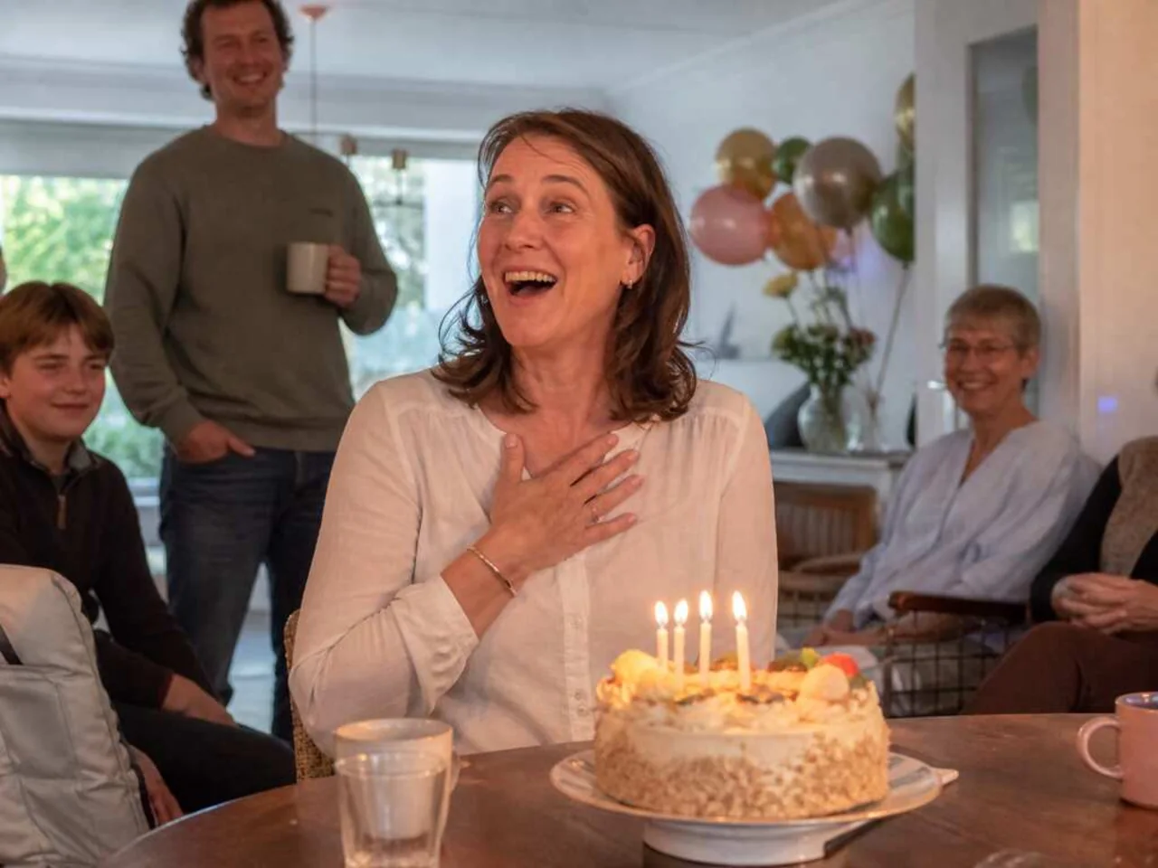 Jarige vrouw reageert blij verrast op haar persoonlijke lied