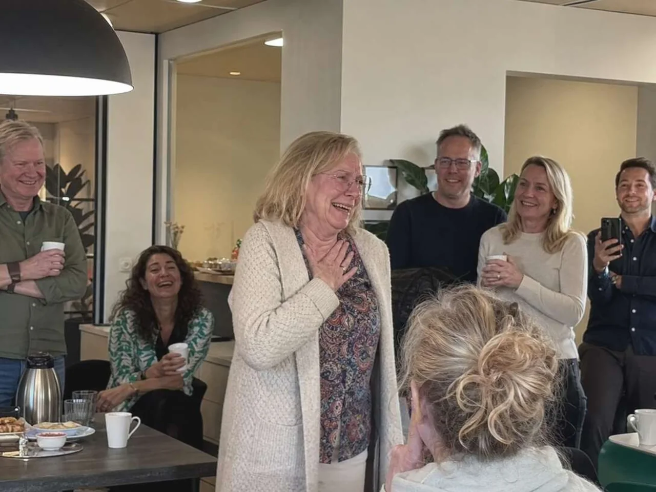 Collega reageert ontroerd op haar persoonlijke pensioenlied