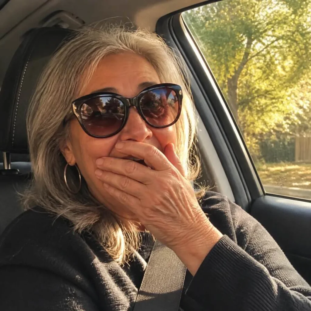 Oudere vrouw reageert verrast in een auto