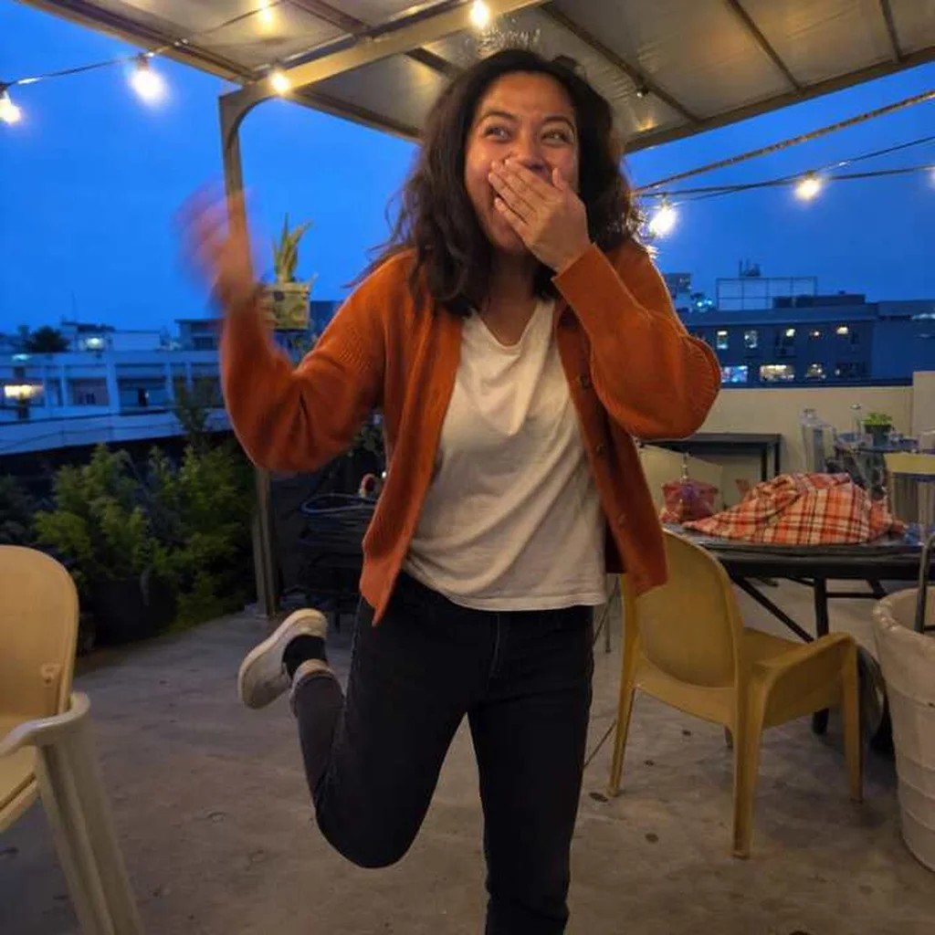 Jonge vrouw springt op van blije verrassing