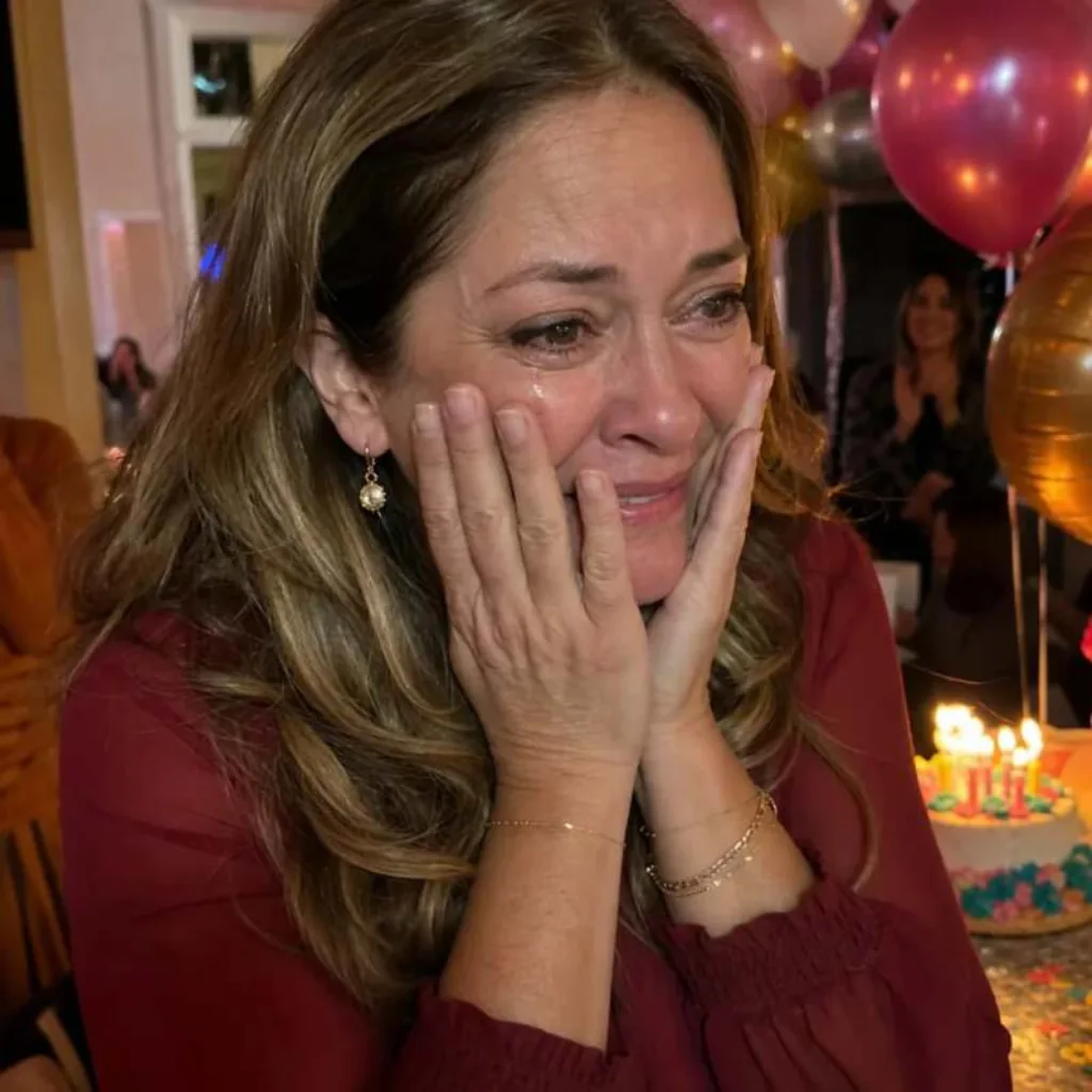 Vrouw huilt van blijdschap op een verjaardag