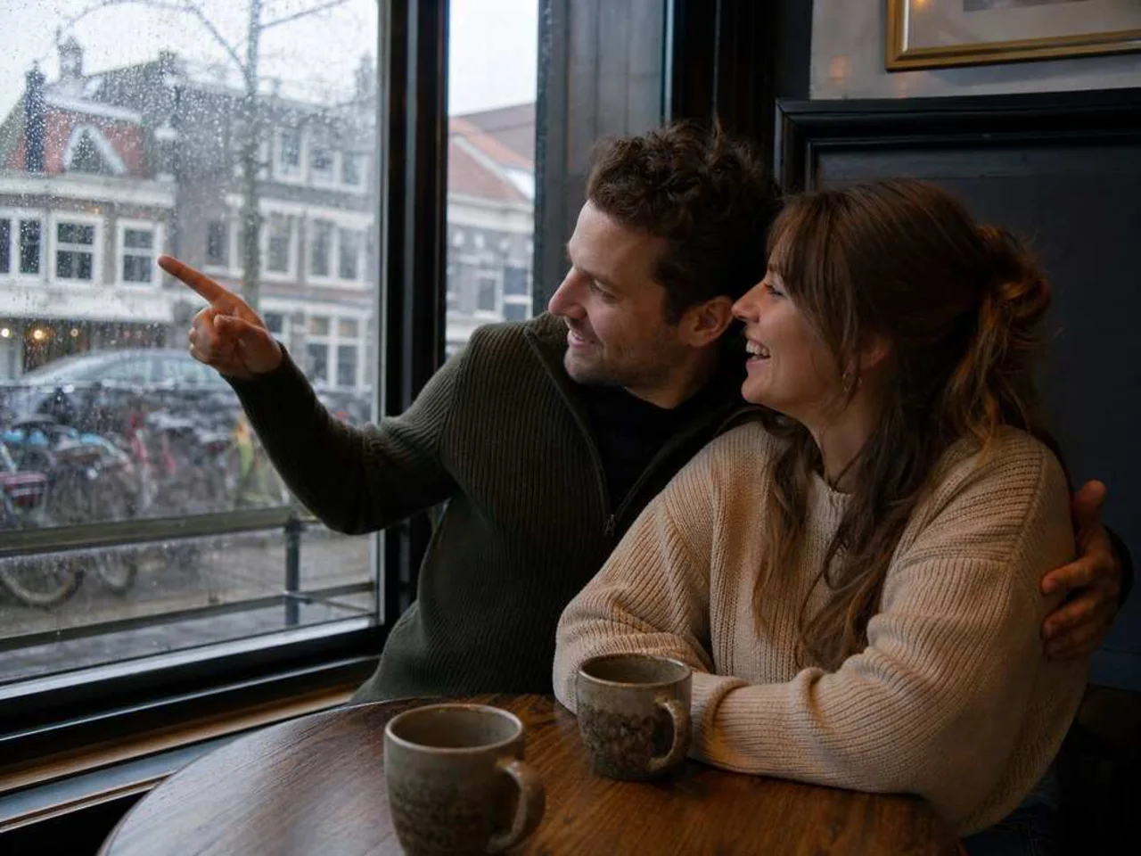 Een stel haalt in een vertrouwd café herinneringen op voor hun persoonlijke trouwlied